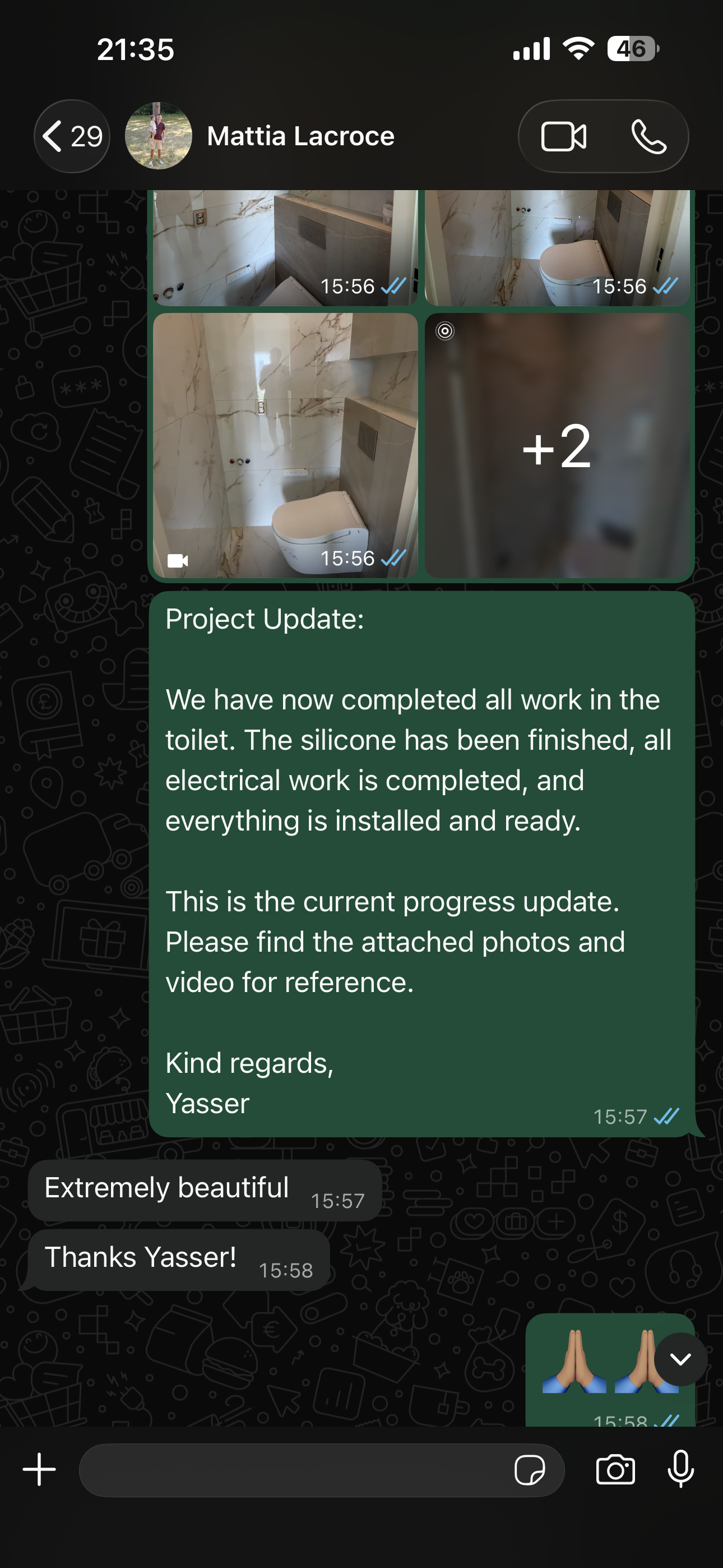 WhatsApp-projectupdate met foto's van een afgeronde badkamer