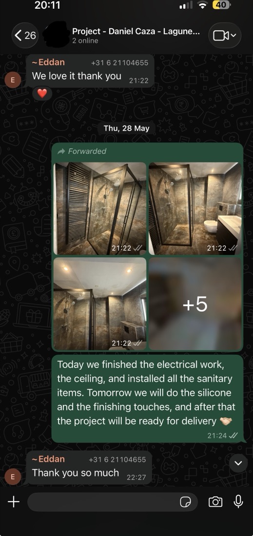 WhatsApp-bericht met badkamerfoto's en bedankje